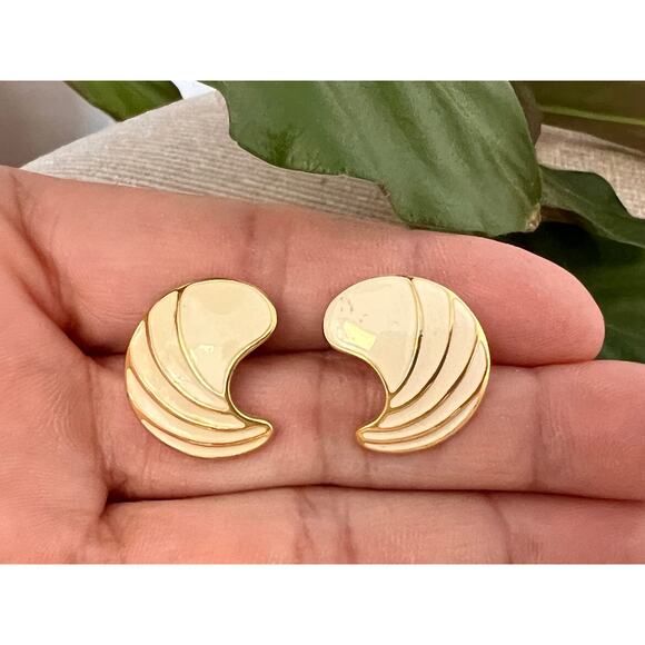 Vintage Mod White & Gold Crescent Shaped Earrings, Stud Costume Earrings - Picture 3 of 8